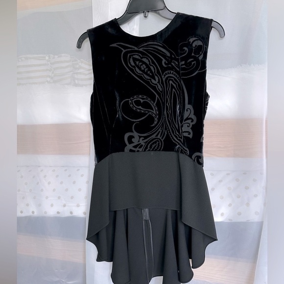 Sleeveless Gorgeous Black Top - Picture 1 of 4
